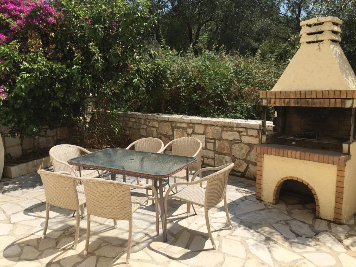 Villa Petrino - Central Flat Location Within Kassiopi. Sleeps 8 Exterior photo