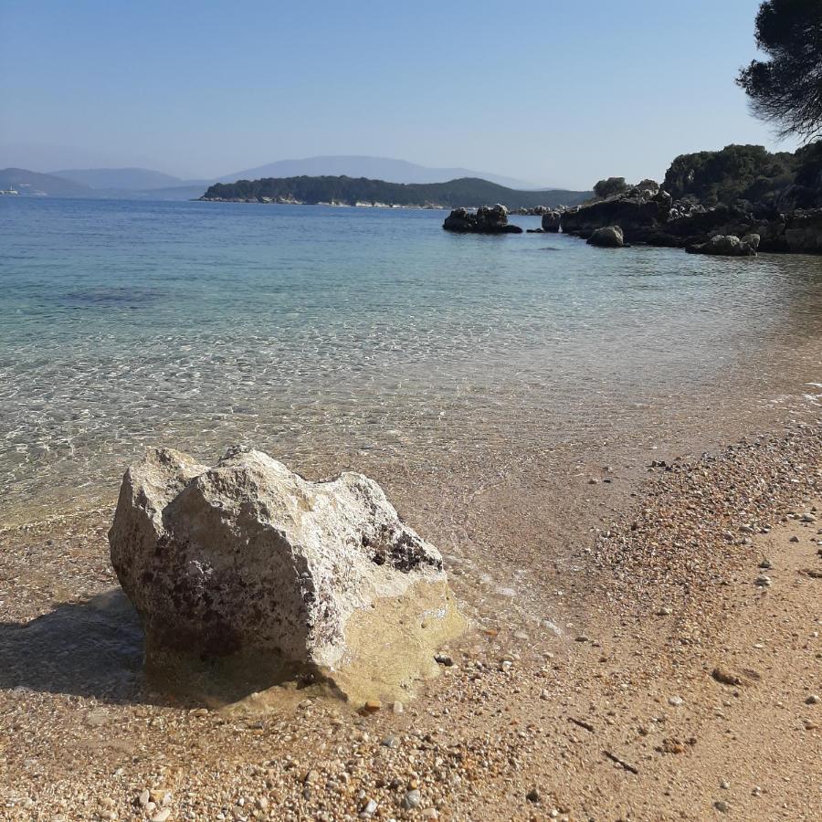 Villa Petrino - Central Flat Location Within Kassiopi. Sleeps 8 Exterior photo